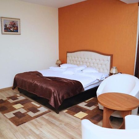 Hotel Crystal Palace Рымнику-Вылча Экстерьер фото